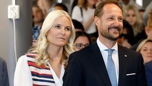 Mette-Marit von Norwegen schaut ernst Haakon lächelt 