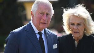 König Charles und König Camilla ernst
