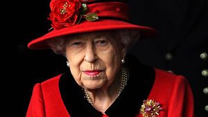 Queen Elizabeth II. blickt ernst