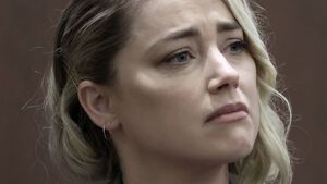 Amber Heard schaut traurig