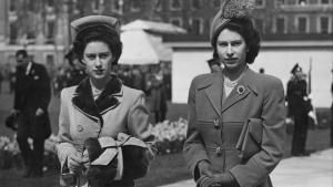 Queen Elizabeth mit Schwester Prinzessin Margaret