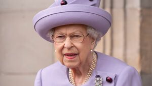 Queen Elizabeth in lila Kostüm schaut ernst 