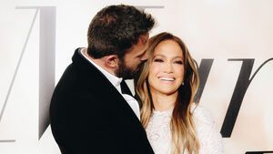 Ben Affleck und Jennifer Lopez umarmen sich verliebt