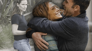 Ben Affleck und Jennifer Lopez umarmen sich verliebt, Jennifer Garner im Hintergrund