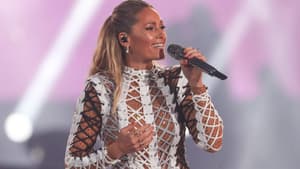 Helene Fischer singt mit einer Hand am Mikro und einer Hand vor der Brust