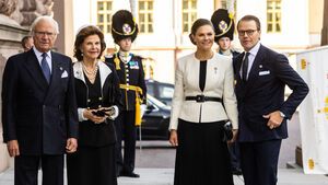 König Carl Gustaf von Schweden steht neben seiner Frau, seiner Tochter und deren Mann, alle lächeln