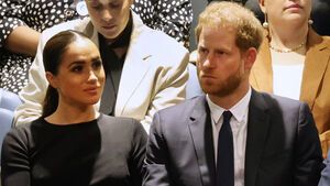 Prinz Harry schaut böse neben Herzogin Meghan
