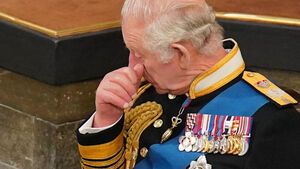 König Charles schaut traurig 
