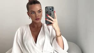 Laura Maria Rypa macht ein Foto mit ihrem Handy