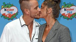 Julian Claßen und Tanja Makaric küssen sich