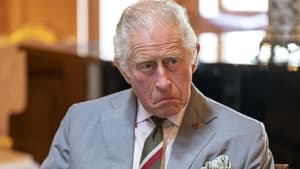 König Charles III. verzieht genervt das Gesicht