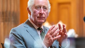 Prinz Charles schaut traurig