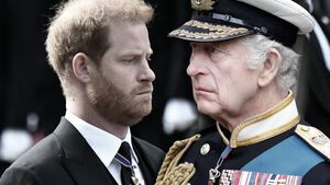 Prinz Harry und König Charles schauen ernst 