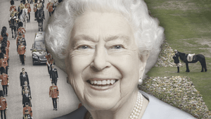 Queen Elizabeth II. lacht - im Hintergrund ein letzter Gruß ihres Lieblingsponys Emma auf dem Long Walk in Windsor am Tag der Trauerfeier