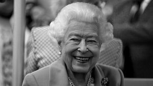 Queen Elizabeth in schwarz weiß lächelt