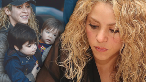 Shakira traurig - im Hintergrund mit ihren Söhnen Milan und Sasha auf dem Arm