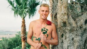 Alexander Golz lächelt bei Bachelor in Paradise mit Rose in der Hand.