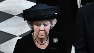 Prinzessin Beatrix in schwarzen Kleidern schaut traurig 