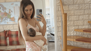 Couple on Tour-Vanessa mit ihrem Baby auf dem Arm vor dem Spiegel