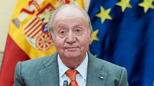 Juan Carlos von Spanien schaut ernst 