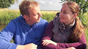 "Bauer sucht Frau" 2022 - Folge 8 - Ulf und Anna Lina sehen sich glücklich an
