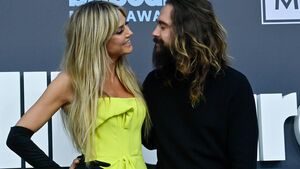 Heidi Klum und Tom Kaulitz schauen sich an und lachen