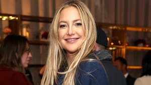 Kate Hudson lächelt über Schulter