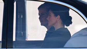 Meghan und Sophie sitzen im Auto und gucken streng