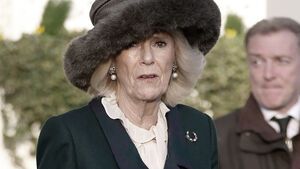 Queen Consort Camilla mit Hut, schaut überrascht
