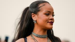 Rihanna trägt dunklen Lippenstift