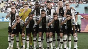 Deutsche Nationalmannschaft hält sich die Hand vor den Mund bei WM in Katar