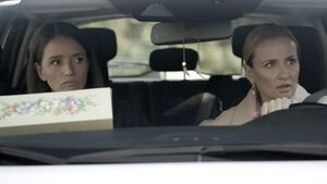 Jenny und Isabelle sitzen bei "Alles was zählt" zusammen im Auto und gucken ernst