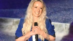 Christin Stark lacht, hält Mikrofon in der Hand