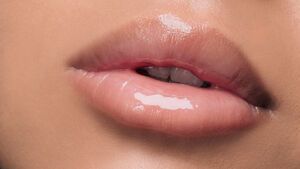 Frau mit glänzenden Lippen