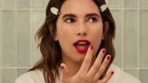 Frau mit Viva Magenta Make-up