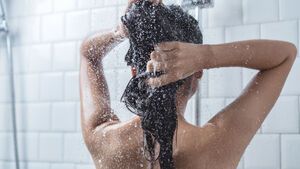 Frau wäscht Haare