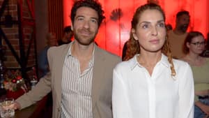 Carlos und Nina stehen bei GZSZ nebeneinander und lächeln