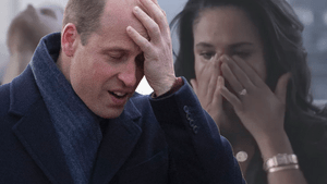 Prinz William hält sich die Hand vors Gesicht, Meghan weint im Hintergrund