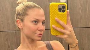 Valentina Pahde macht Selfie von ihrer Haut