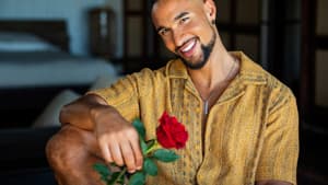 Bachelor David Jackson lächelt und hält eine Rose in der Hand.