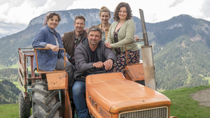 "Der Bergdoktor" mit Hans Sigl - Staffel 16 - die Familie auf einem Traktor