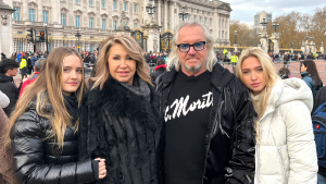 Davina, Carmen, Robert und Shania Geiss stehen vorm Buckingham Palace