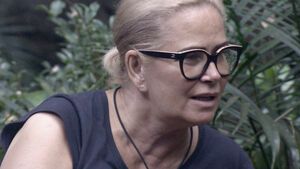 Claudia Effenberg guckt im Dschungelcamp zur Seite
