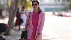 Frau mit rosa Blazer auf Straße