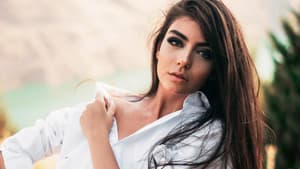 Frau mit langen dicken Haaren
