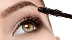 Wimpern werden mit Mascara angemalt