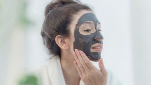 Frau mit schwarzer Anti-Aging-Maske