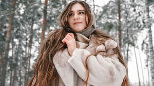 Frau mit sehr langen Haaren im Winterwald