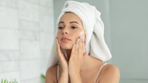 Frau pflegt Haut mit Peeling-Serum