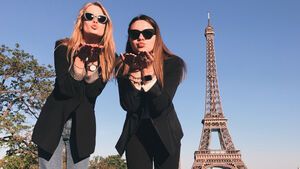 Frauen vor dem Eiffelturm